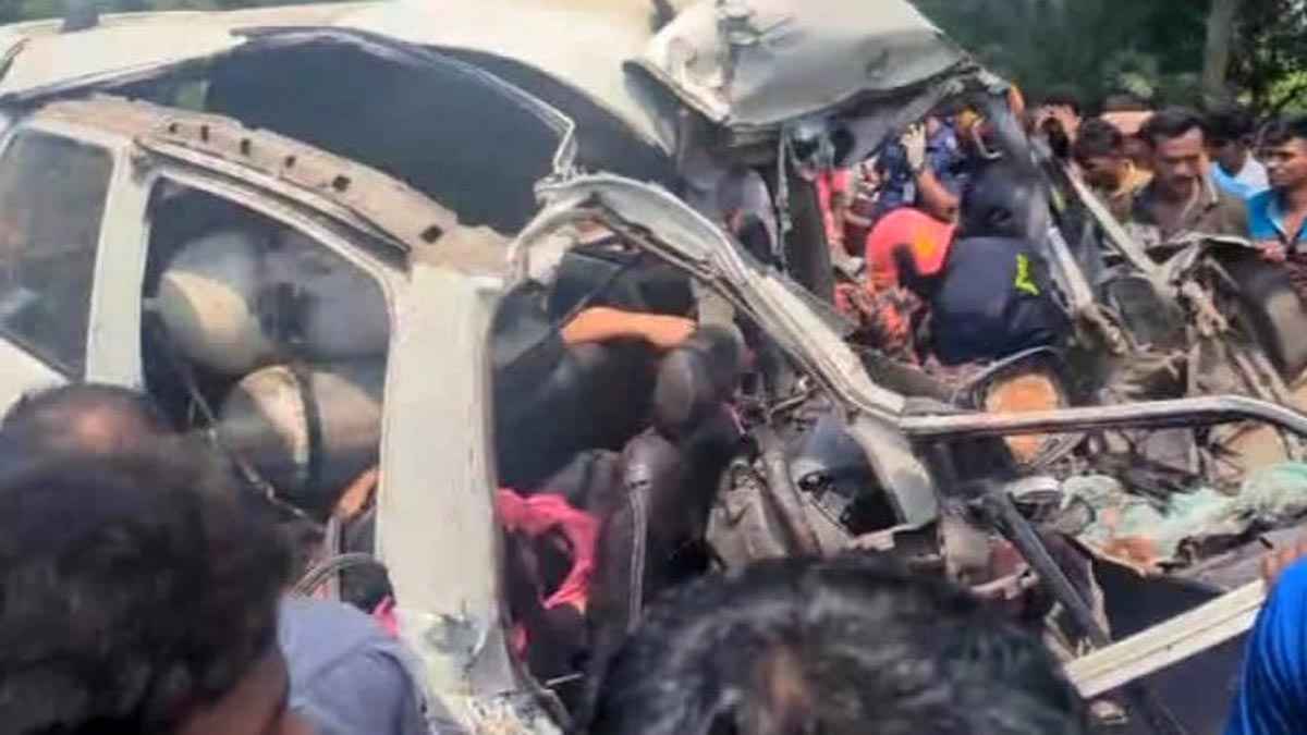 নাটোরে ট্রাক চাপায় মাইক্রোবাস চালকসহ ৮ জনের মৃত্যু